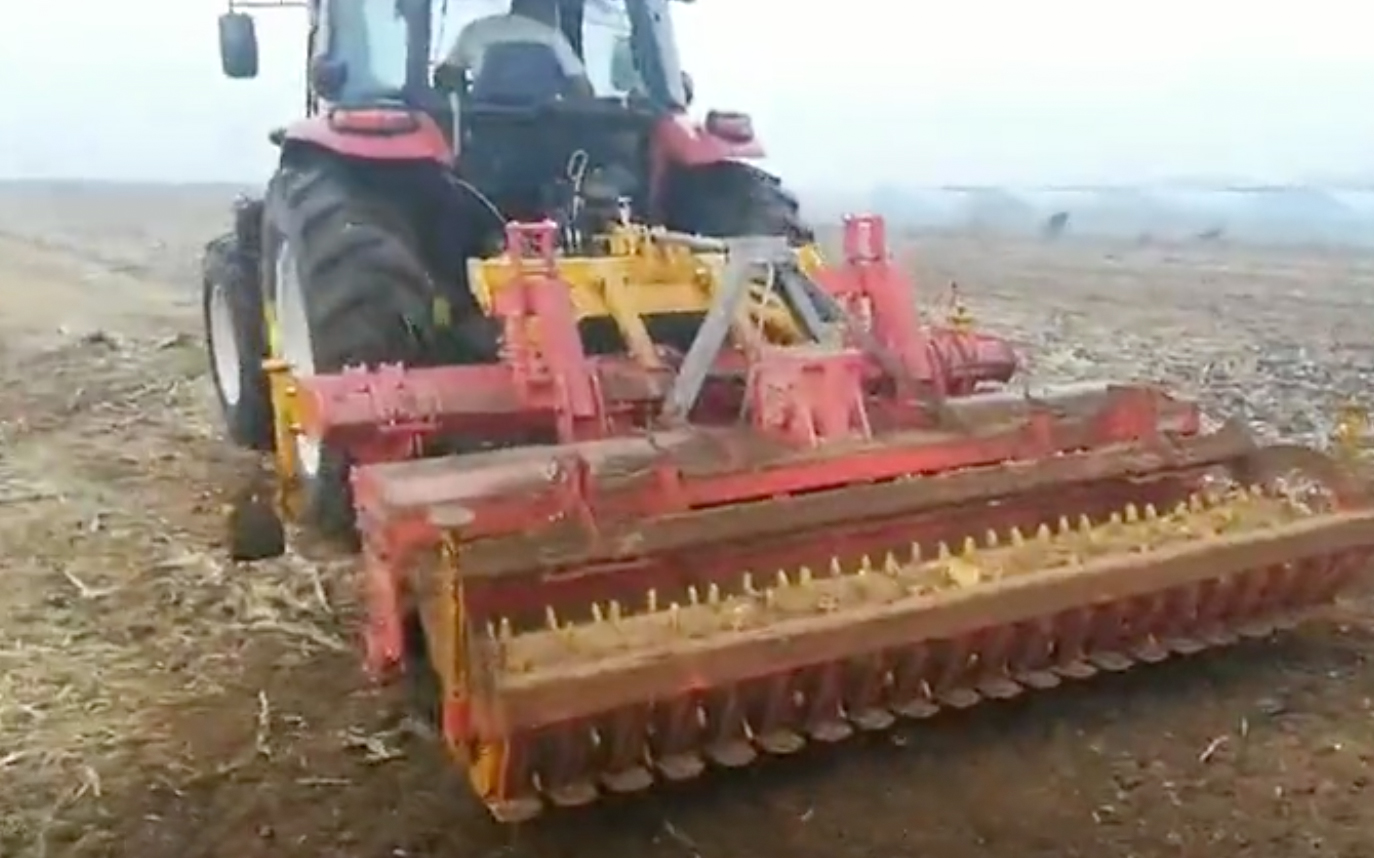 深松機(jī)，聯(lián)合耕整機(jī)作業(yè)視頻